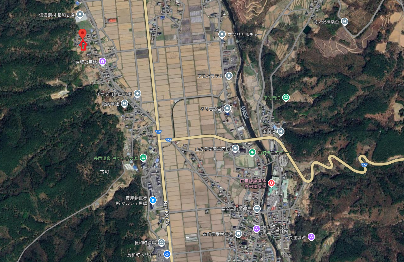 沢山の民家がある中央部分に、対象物件を上空から撮影し赤色枠で印をつけてある写真