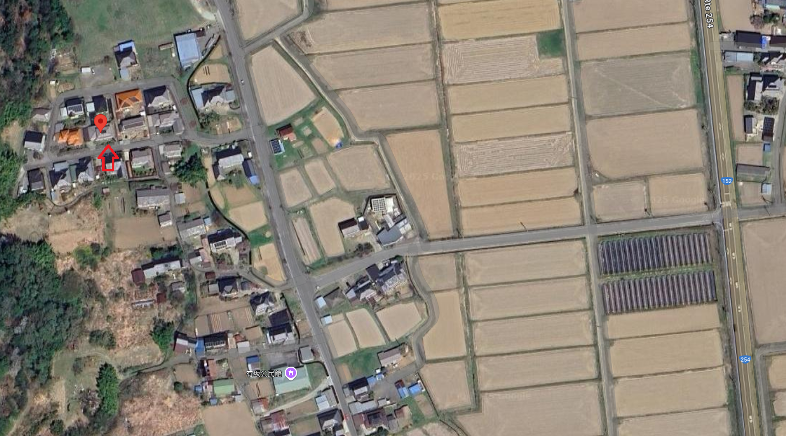 沢山の民家がある中央部分に、対象物件を上空から撮影し赤色枠で印をつけてある写真のアップ写真