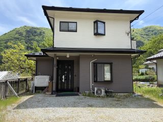 亜鉛メッキ鋼板葺2階建て建物の外観写真