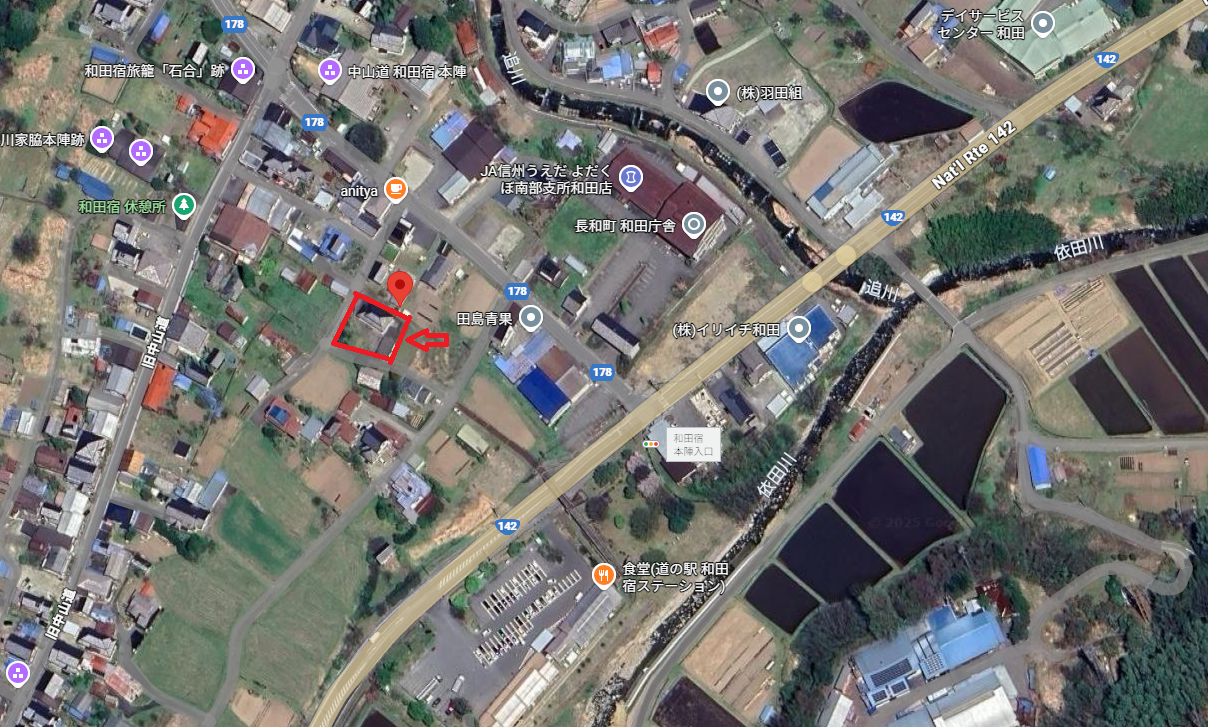 沢山の民家がある中央部分に、対象物件を上空から撮影し赤色枠で印をつけてある写真