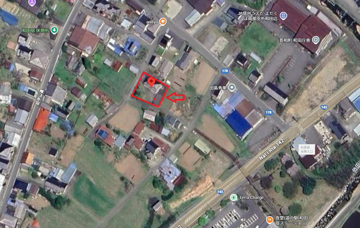 沢山の民家がある中央部分に、対象物件を上空から撮影し赤色枠で印をつけてある写真のアップ写真