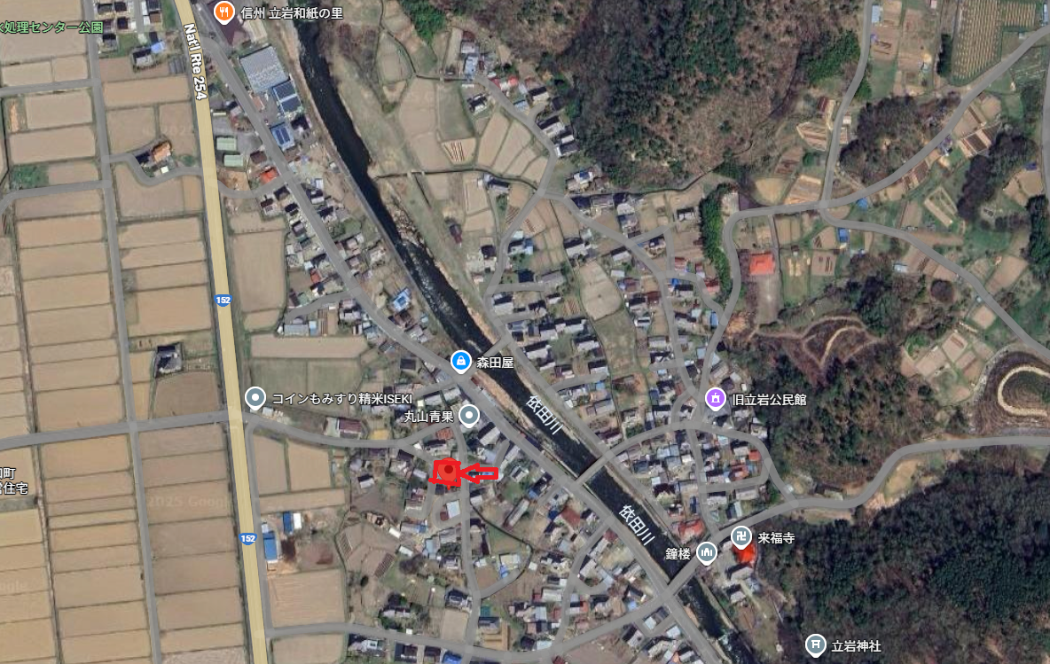 沢山の民家がある中央部分に、対象物件を上空から撮影し赤色枠で印をつけてある写真