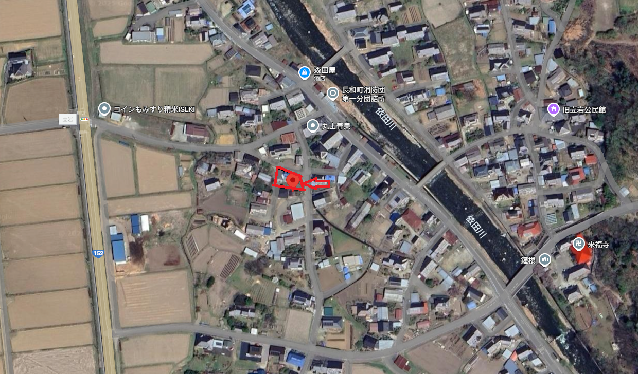 沢山の民家がある中央部分に、対象物件を上空から撮影し赤色枠で印をつけてある写真のアップ写真