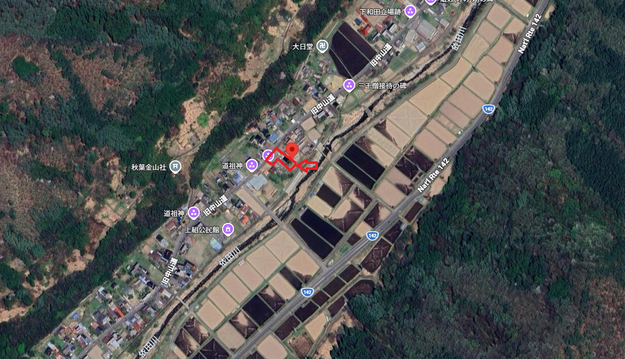 沢山の民家がある中央部分に、対象物件を上空から撮影し赤色枠で印をつけてある写真