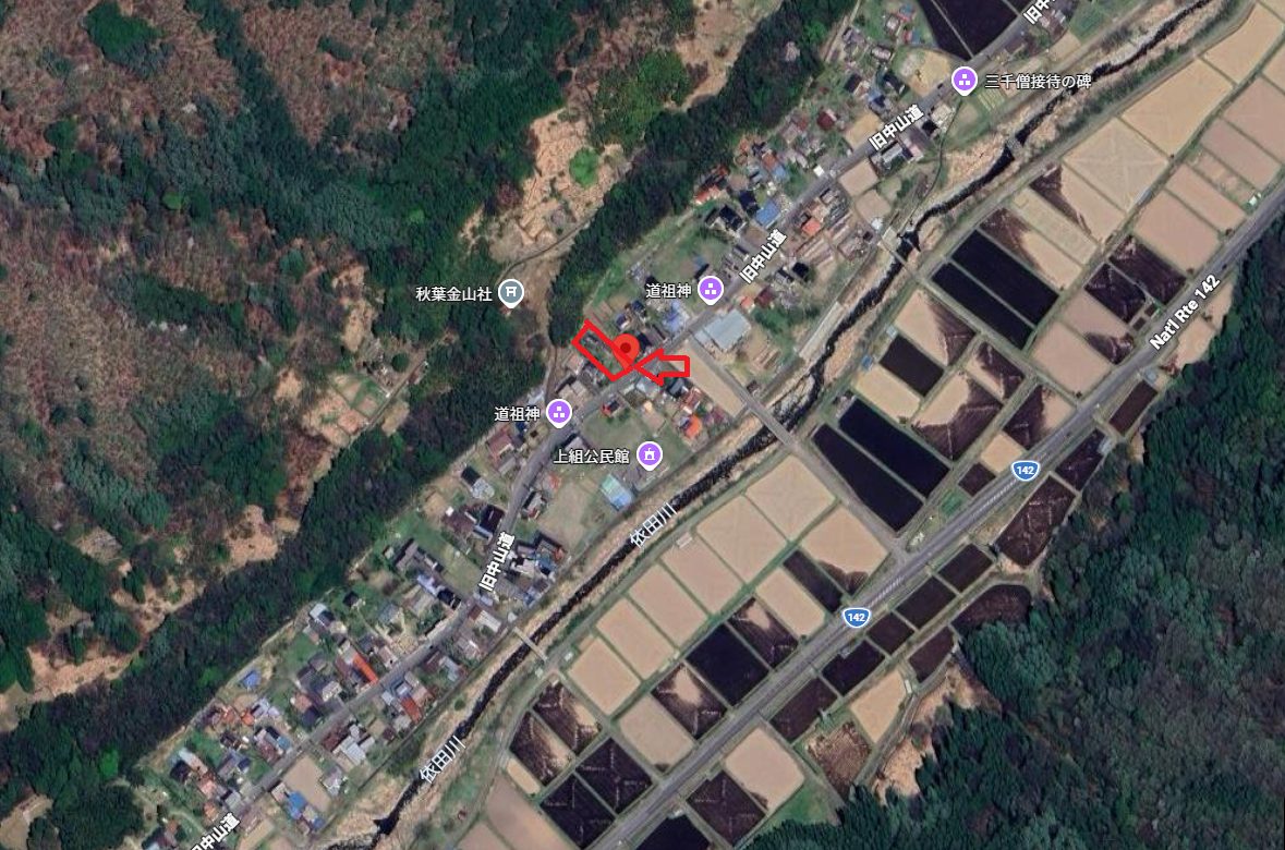 沢山の民家がある中央部分に、対象物件を上空から撮影し赤色枠で印をつけてある写真