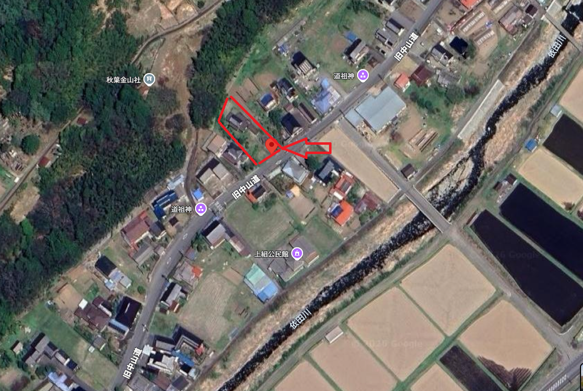 沢山の民家がある中央部分に、対象物件を上空から撮影し赤色枠で印をつけてある写真のアップ写真