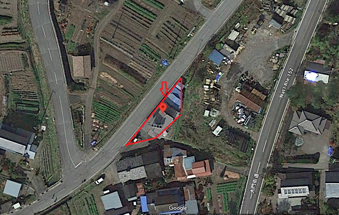 沢山の民家がある中央部分に、対象物件を上空から撮影し赤色枠で印をつけてある写真のアップ写真