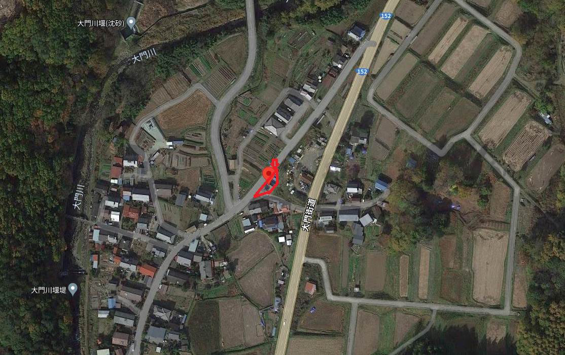 沢山の民家がある中央部分に、対象物件を上空から撮影し赤色枠で印をつけてある写真