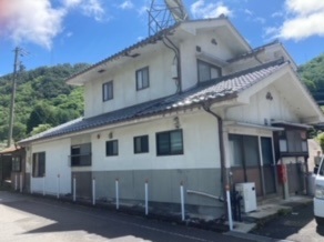 左側に物置がある日本瓦屋根の木造2階建て建物の外観写真