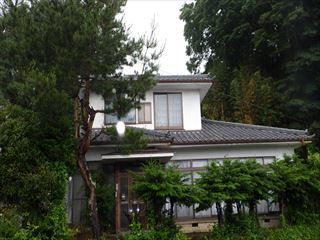 瓦屋根の白色外壁の2階建て住宅外観写真