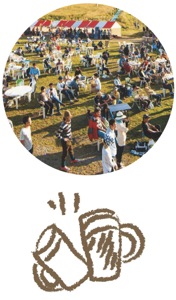 広大な芝生のうえで、テントやテーブルが随所に設置され、たくさんの人々がウィスキー＆ビアキャンプを楽しんでいる様子の写真と、その下にビールジョッキを2つ突合せて乾杯を上げている様子のイラスト画像