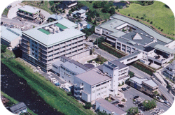 すぐそばに依田川が流れる、依田窪病院を上空から撮影した航空写真